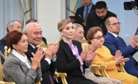 Звезда казахстанского ТВ получила орден «Парасат» из рук Токаева