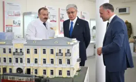 Омский госпиталь и память отца: Токаев возложил цветы к мемориальной доске