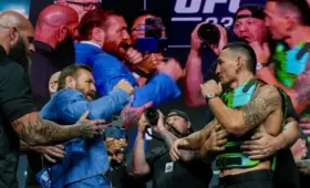 Макгрегор и Холлоуэй чуть не устроили драку на битве взглядов в UFC