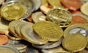 Кладоискатель-любитель нашел золотые монеты с затонувшего корабля и передал их в музей