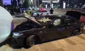 Протаранил сферу Музея искусств: полиция Алматы показала момент ночного «полета» BMW на аль-Фараби