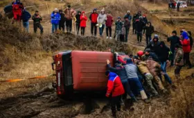 Автомобиль с людьми слетел в пропасть на курорте в Турции