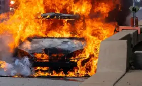 Полыхающий автомобиль сняли на видео в Алматы
