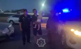 Семья с четырьмя детьми застряла на берегу Балхаша: на помощь пришли спасатели