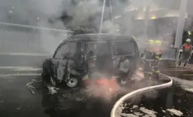 Супруги чудом успели выбраться: автомобиль вспыхнул на оживленной улице Алматы