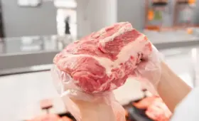Тонны мяса неизвестного качества изъяли в подпольном производстве Астаны