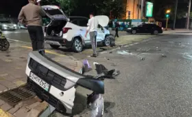 Тройное ДТП с перевертышем произошло в Алматы: водитель выехал на красный