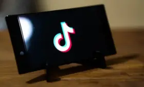 Поцелуй в прямом эфире TikTok привел к ударам плетью для пары в Индонезии