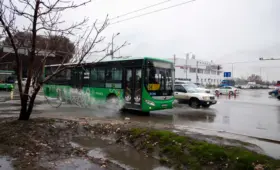 В пригороде Алматы река вышла из берегов, подтопив супермаркет и машины