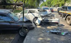 «Не поместился»: автобус «отправил» три машины через арык в Алматы