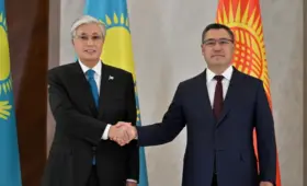 Президент Казахстана посетит Чолпон-Ату по приглашению Садыра Жапарова