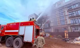 В Астане загорелась кровля строящегося четырехэтажного здания