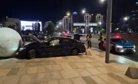 Жесткое ДТП: BMW вылетел с дороги и снес декоративный шар у музея искусств в Алматы