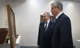 Путин получил подарок от Токаева: на картине – две исторические личности