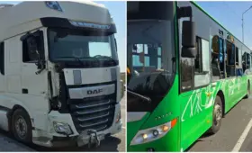 «Стекла летали по салону со страшной силой»: фура протаранила автобус в Алматы, пострадала пассажирка