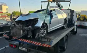 Уснувший таксист заехал под фуру перед торговым центром в Алматы