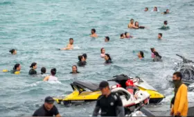 Моторная лодка с детьми заглохла на озере Балхаш