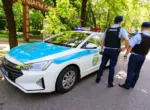 Алматинка упала на дороге, ей тут же помогли полицейские – момент попал на видео