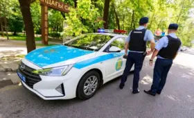 Алматинка упала на дороге, ей тут же помогли полицейские – момент попал на видео