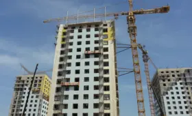 Кран упал на стройке в Астане – погиб мужчина