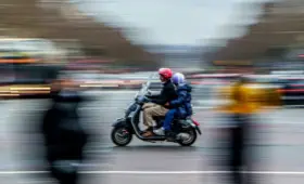 Успели уберечь от беды: пьяного мопедиста задержали в Алматы