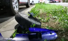 Мужчина на высокой скорости врезался в бордюр и погиб в Алматы – видео