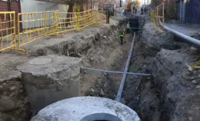 В Караганде рабочего засыпало землей в траншее: мужчина смог высунуть голову из грязи