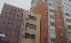 Трагическое обрушение фасада в Астане: состояние дома стало еще хуже