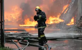 Черный столб дыма: пожар в Алматы сняли на видео