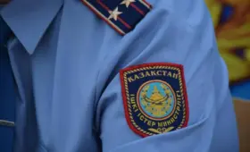 Алматинка в полицейской форме исполнила непристойный танец