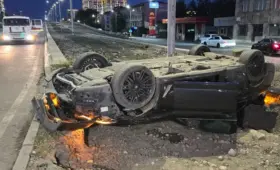 BMW вылетел на стройку ЛРТ в Алматы и перевернулся