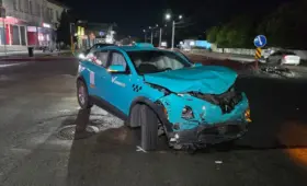 Ночное ДТП в Алматы: BMW вылетел на клумбу после жесткого столкновения с такси