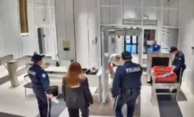 Пожилой казахстанец разделся во время досмотра и ошарашил полицейских – видео
