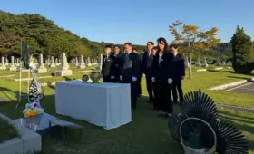 Министр культуры и информации Казахстана посетил мемориальный комплекс в Корее