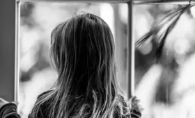 Воспитательница в детском саду засовывала в рот малышам салфетки, чтобы они не плакали