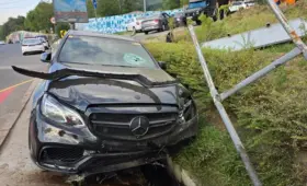 «Агрессивно перестраивался»: водитель Mercedes устроил жесткое ДТП на ВОАД в Алматы