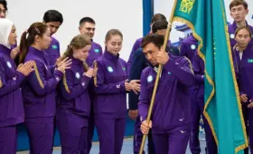 Сборную Казахстана проводили на Азиатские игры и вручили спортсменам Государственный флаг