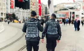 Ночь насилия во Франции: ДТП с полицейской машиной привело к беспорядкам