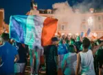 Поджоги и выстрелы по сотрудникам лицеев: протесты старшеклассников охватили Францию