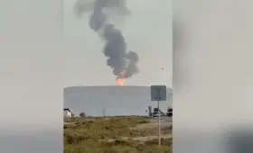 Грязевой вулкан внезапно извергся под Баку: в небе появился столб огня