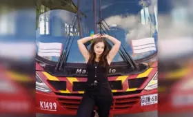 Медсестра вышла замуж за автобус и боится, что «супруга» убьет метро
