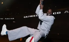 Шар покатился по зрителям: Akon упал на концерте в Кыргызстане