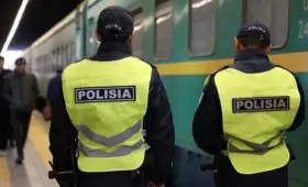 В Алматы опасная выходка нетрезвой компании привела к экстренному торможению поезда