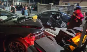 Мощный удар выбросил авто на тротуар: жесткое ДТП с такси произошло в Алматы