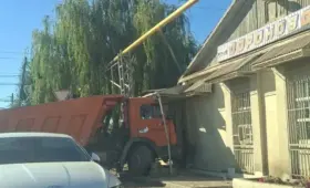Чудом без жертв – «КамАЗ» на полном ходу въехал в магазин на западе Казахстана