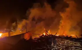 Пожарные и добровольцы объединили усилия при тушении пожара на предприятии в области Абай
