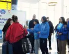 Туристам в аэропорту Астаны подарили праздничное настроение ко Дню Республики