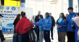 Туристам в аэропорту Астаны подарили праздничное настроение ко Дню Республики