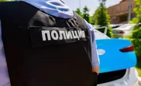 В Астане курьер на мотовелосипеде заехал на тротуар и сразу поплатился
