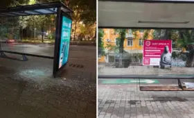 Жительница Алматы пожаловалась на разбитую остановку, но ответ акимата ее удивил